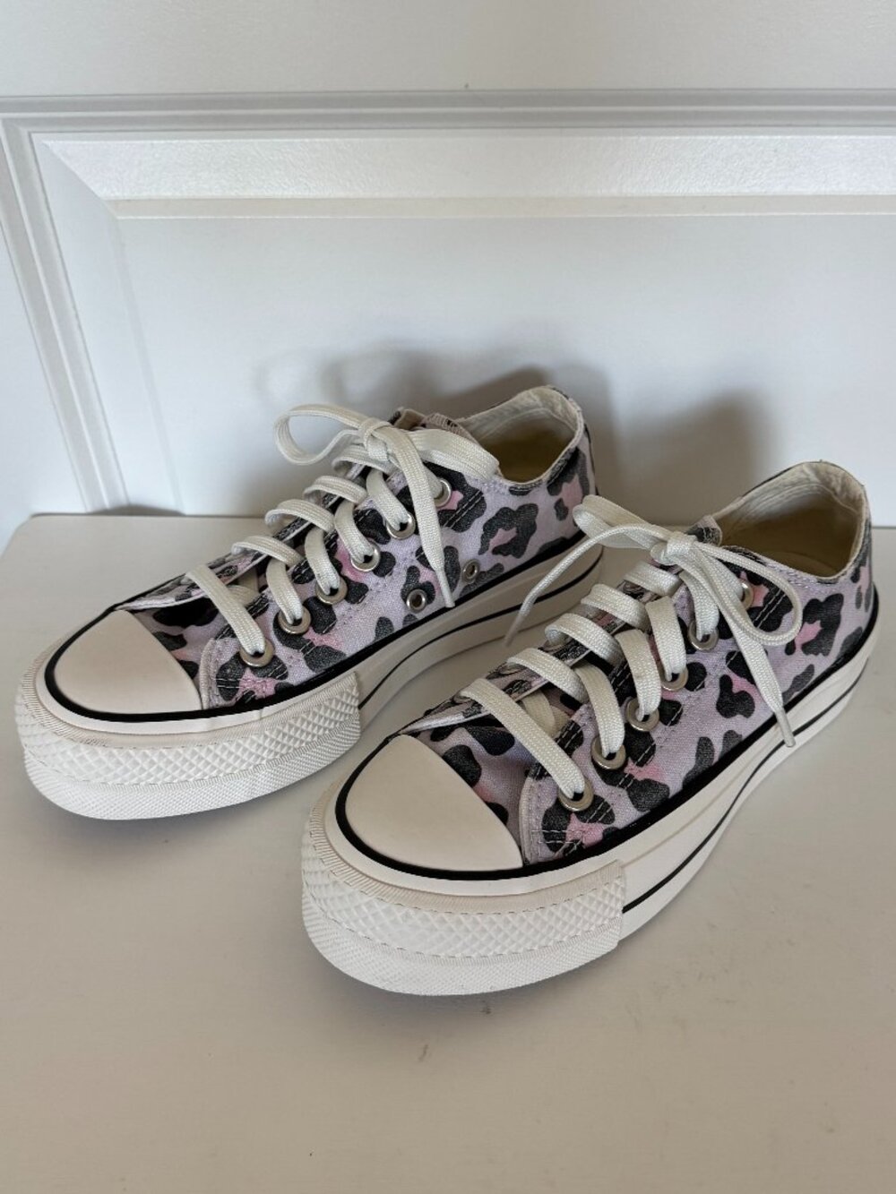 Converse Women's Chuck Taylor All Star Pastel Leopard Platforms - Size 5